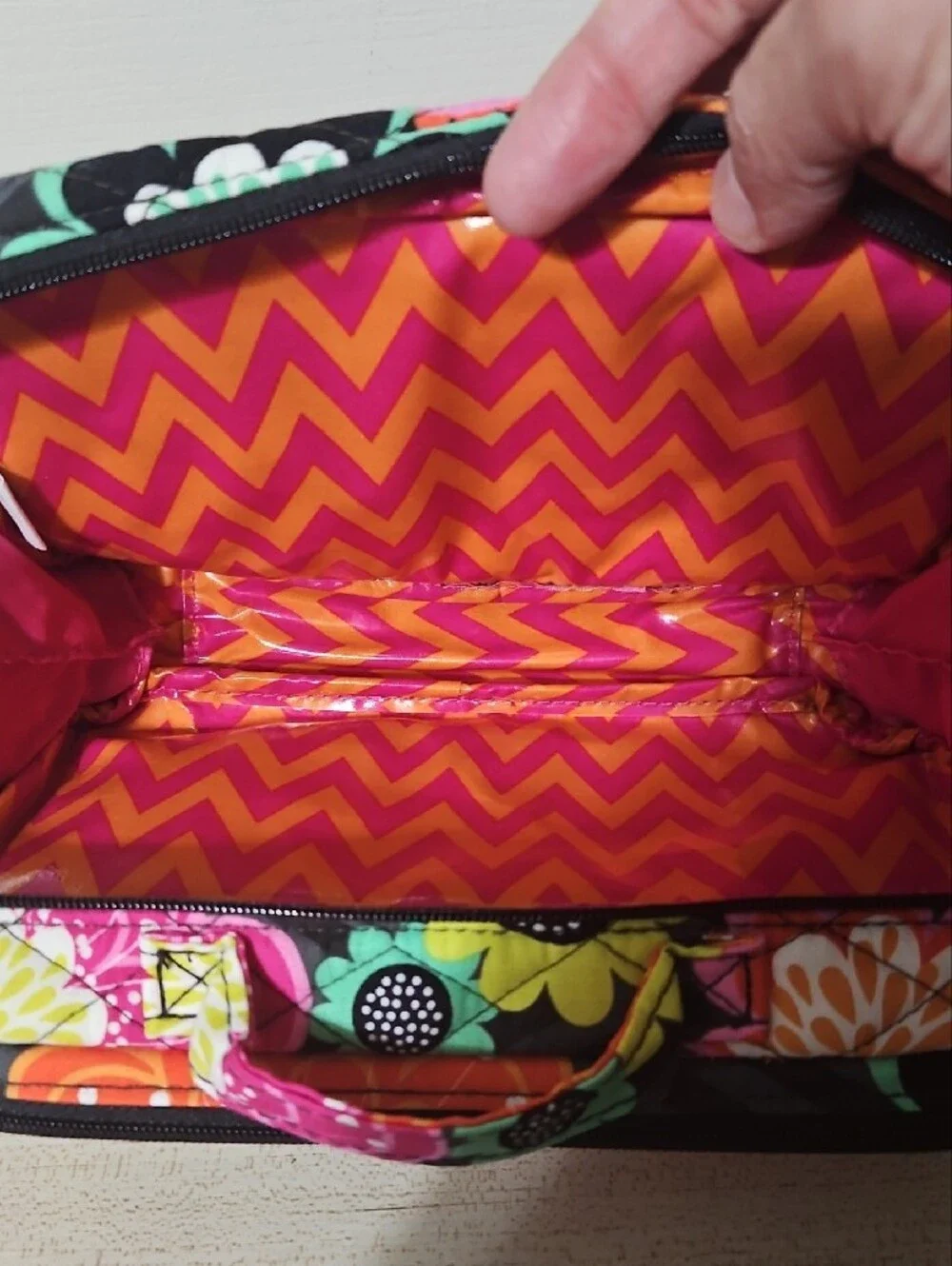 Vera Bradley EUC Quilted Floral Travel Case, Satin Bag Scarf, And Bee Charn
